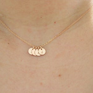Collar con inicial, collar con letras, regalo para mamá, regalo para hermana, regalo para mejor amiga, collar de oro rosa, collar delicado, collar delicado