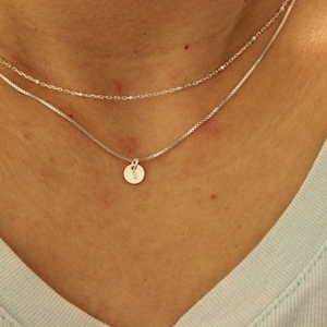 Pequeño collar con inicial, collar con letras, collar personalizado, regalo de dama de honor, regalo para amiga, delicado collar de plata y oro