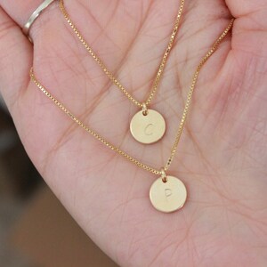 Collar con inicial bañado en oro, collar con letras pequeñas personalizado, delicado collar de oro y plata, disponible en plata, regalo de dama de honor