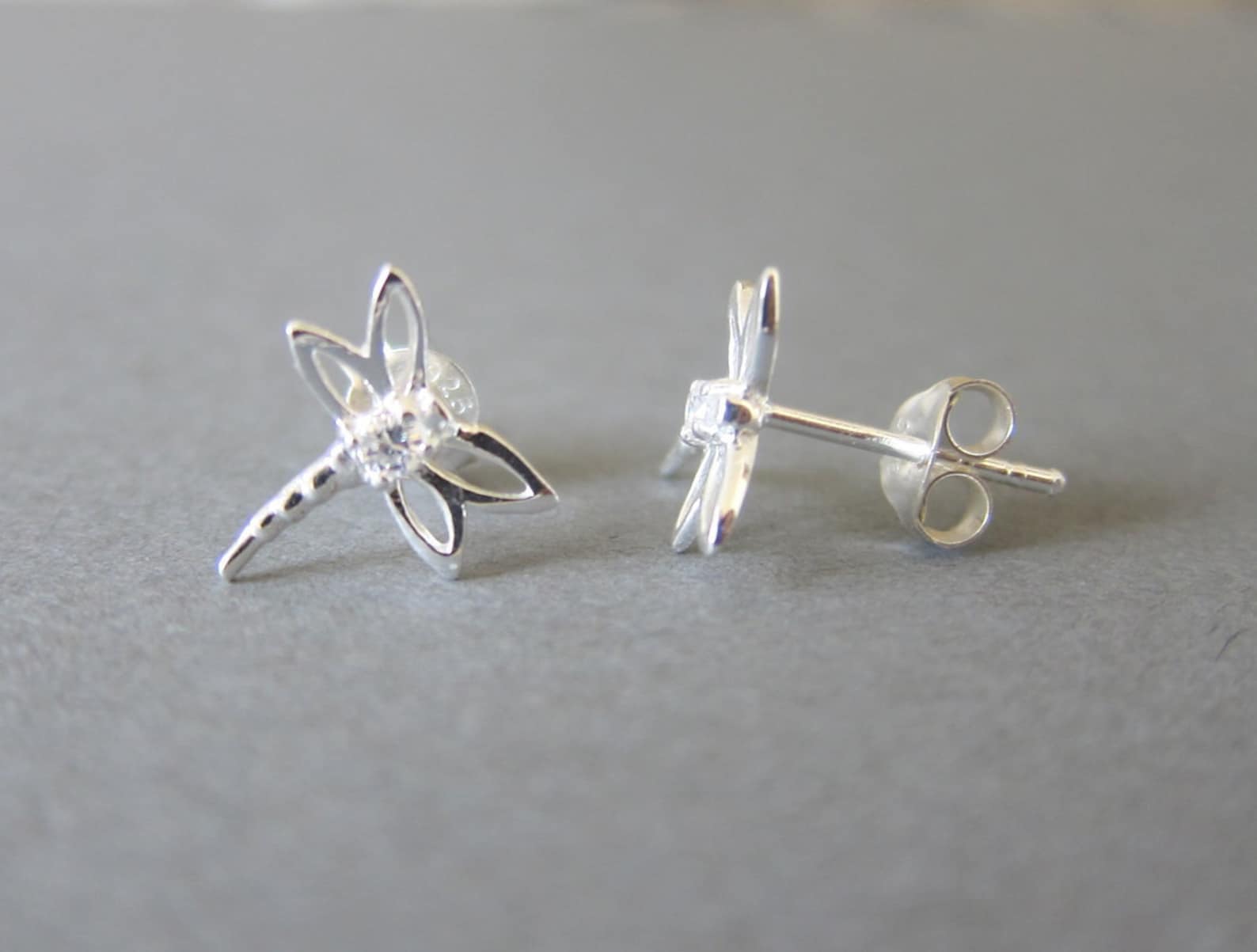 Women's Temperament Fashion Dragonfly Stud Earrings