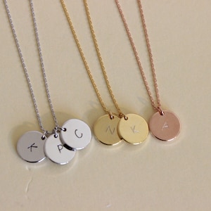 Disponible en plata, oro y oro rosa, collar con inicial de disco, collar con inicial delicado, collar delicado, regalo para hermana, regalo para amiga.