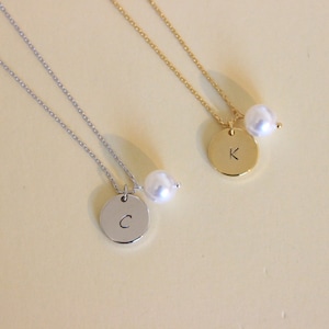 Regalo de dama de honor, collar con inicial de perla de plata, collar con disco dorado para hermana, delicado collar con inicial, collar delicado, regalo para amiga.