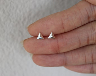 Orecchini a bottone triangolari in argento sterling, orecchini geometrici, orecchini a bottone minuscoli, orecchini delicati, piramidali.