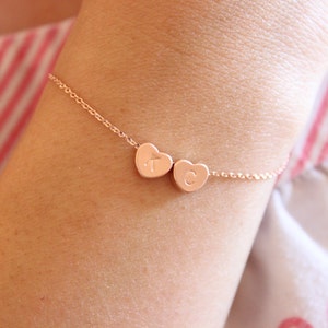 Disponible en oro o plata, pulsera de corazón pequeño, pulsera delicada con iniciales de corazón, pulsera delicada, regalo para hermanas, regalo para novia