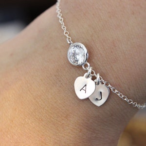 Pulsera con inicial de circonita cúbica transparente, disponible en oro, pulsera con dos iniciales de cristal, pulsera con letras delicadas con dije de corazón de plata, regalo para hermana y mejor amiga