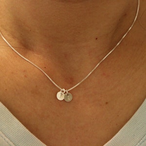 Collar con dos iniciales, collar con inicial de plata, collar con inicial de oro, collar con letras, collar delicado y delicado, regalo de hermana para novia