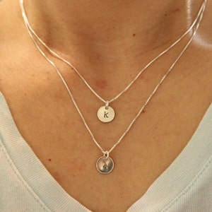 Collar con dos iniciales, collar con disco de plata, collar de plata esterlina, collar en capas, regalo de aniversario, regalo de hermana, regalo de novio y novia
