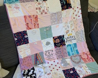 Puede incluir: Una colcha de retazos rosa y blanca con varios diseños y textos, incluyendo "Little Sister", "Daddy's Princess" y "Born in 2019".