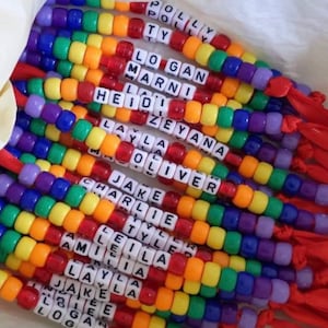 Étiquette de sac ou porte-clés personnalisé pour cartables, sacs en PE ou sac à main. L'élève et l'enseignant présentent des cadeaux.