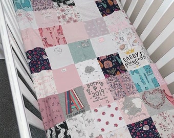Puede incluir: Una colcha de bebé de retazos rosa y blanca con varios diseños y textos, incluyendo "Daddy's Princess", "Born in 2019" y "For Amazing".