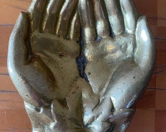Jabonera o joyero de latón con figura de manos de mujer de estilo victoriano antiguo.