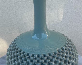 Jarrón reticulado de doble pared de celadón firmado por el artista surcoreano Cho Kyung-soo