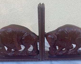 Sujetalibros de bisonte de hierro fundido muy pesado, fabricado en México con acabado de esmalte marrón.
