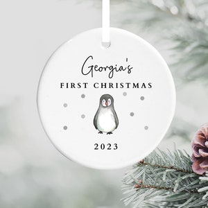 Pingouin mignon personnalisé de bébé premier 1er Noël 2023 Boule d’ornement d’arbre en céramique - Décoration souvenir personnalisée - Cadeau pour garçons filles