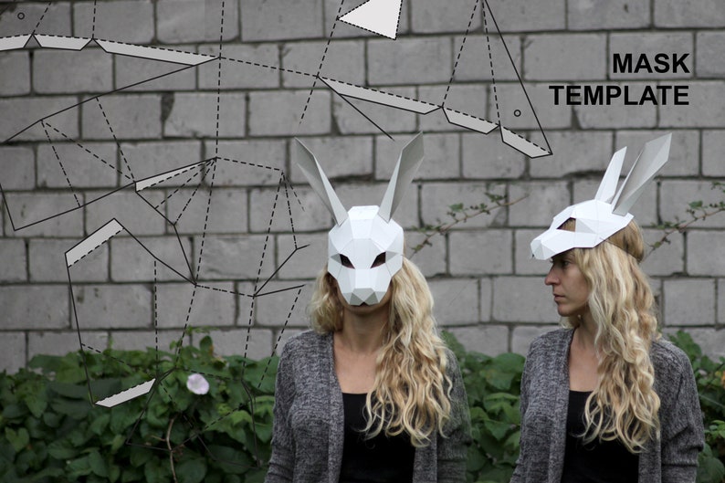 Puede incluir: Dos personas llevando m&aacute;scaras de conejo de papel blanco. Las m&aacute;scaras son geom&eacute;tricas y tienen un efecto 3D. El texto "MASK TEMPLATE" es visible en la esquina superior derecha de la imagen.