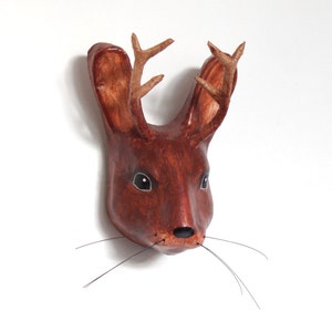 Scultura in cartapesta raffigurante un animale mitologico, il Jackalope (coniglio con le corna), decorazione da serraglio