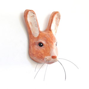 Scultura di coniglio di cartapesta, decorazione d'interni boschiva