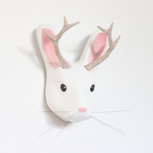 Weiße Pappmaché Skulptur des mythischen Tieres Jackalope, Jackrabbit Kopf - Jackalope Mount - Tierfreundliches und ökologisches Dekor
