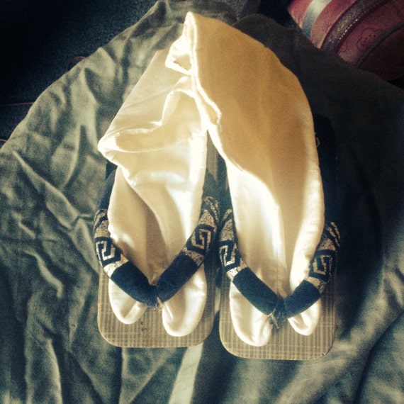 Vintage Geta Japanese Shoes and Tabi Socks Wood Velve… Gem