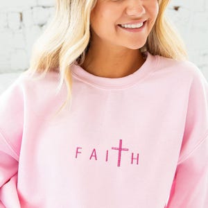 Sweatshirt brodé Faith, Sweatshirt chrétien minimal, cadeau pour maman, col rond tendance, couleur personnalisée, haut chrétien, produit religieux | G18EF
