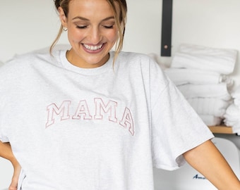 T-shirt brodé Mama Crewneck | Cadeau de fête des mères Mama Crewneck T-Shirt | Cadeau de nouvelle maman | Annonce de grossesse | Fête des mères