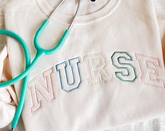 Pastelkleurige NURSE geborduurd Gemma-sweater met ronde hals | Cadeau voor verpleegkundige | RN-sweater | Afstudeercadeau verpleegster | Cadeau voor haar | Medisch op maat | G18EPN