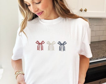 cores bordadas vermelhas, brancas & azuis do conforto dos arcos camiseta | Coquete 4 de julho Top | T bonito dos EUA | Arco na moda | T patriótico | CC17EFJ2