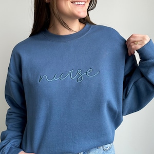 Sudadera de enfermera bordada / Regalo personalizado para estudiantes de enfermería / Sudadera polar de cuello redondo / Regalo para la Semana de la Enfermería