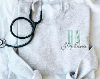 Personalisierte RN Nurse Gesticktes Gemma Rundhals-Sweatshirt | RN Sweatshirt | Personalisiertes Top für Krankenschwester | Krankenschwester Geschenk | Krankenschwester Sweatshirt