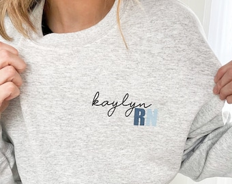 Personalisiertes RN Sweatshirt | Krankenschwester Sweatshirt | Geschenk für Krankenschwestern | Nurse Life | Krankenschwester | Krankenschwestern Woche Geschenke | DTG Druck