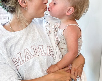 T-shirt brodé maman à col ras du cou | T-shirt à col rond pour maman, cadeau fête des mères | Cadeau pour nouvelle maman | Faire-part de grossesse | Fête des Mères