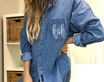 Chemise boutonnée en denim à monogramme | Haut de préparation pour la mariée