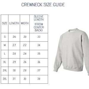 Op de afbeelding: Een maattabel voor crewneck sweatshirts, met de afmetingen in inches voor maat, lengte, breedte en mouwlengte. De tabel bevat de maten S, M, L, XL, 2XL en 3XL.