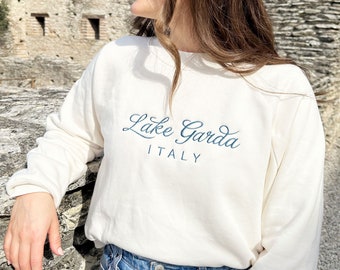 Sweat-shirt pull destination brodé | Sweat-shirt de voyage | Lac de Garde Italie | Cadeau souvenir | Voyage