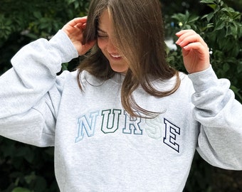 Sudadera deportiva de enfermera azul y verde bordada Gemma / Suéter de enfermera / Navidad / Regalo para graduados / Regalo para enfermeras nuevas / Camiseta de enfermera / G18EBGN