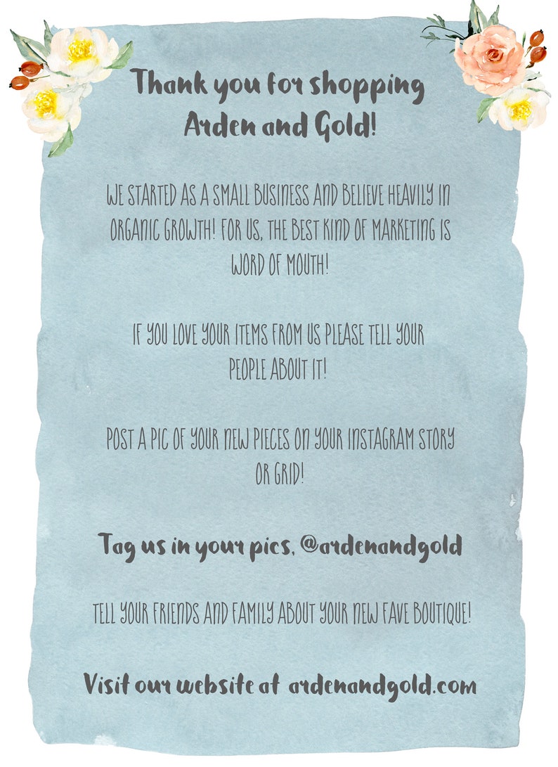 Peut inclure: Une carte de remerciement bleue et blanche avec des accents floraux. La carte encourage les clients &agrave; partager leurs achats sur les r&eacute;seaux sociaux et &agrave; taguer l'entreprise @ardenandgold. Elle inclut &eacute;galement l'adresse du site Web de l'entreprise : ardenandgold.com.