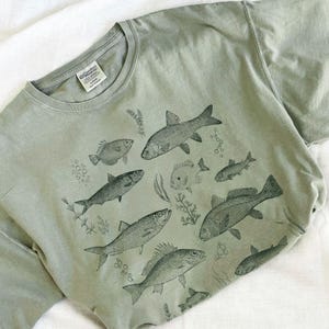 Vintage Skizziert Fisch Komfort Farben T-Shirt | Retro bedrucktes T-Shirt | Vatertags Geschenk | Fischer-T-Stück | Baß | Ozean-Liebhaber | Seeleben | CC17PVF