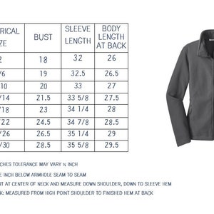 Peut inclure: Un tableau des tailles pour une veste en polaire avec des mesures en pouces pour la poitrine, la longueur des manches et la longueur du corps au dos. Le tableau comprend les tailles XS &agrave; 4X.