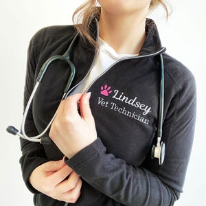 Personlig tassavtrycksjacka med hel dragkedja för veterinärer i fleece för dam | Present till veterinär | Present till veterinärstudent | Djurälskare | Veterinärtekniker | L223EV1