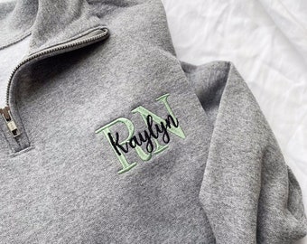 Individuelles Sweatshirt mit Viertelreißverschluss und Namen und Anmeldeinformationen | RN | Individuelles Top für Krankenschwester | Krankenschwester-Grad-Geschenk | LPN | Kinderkrankenschwester | DA-Sweatshirt