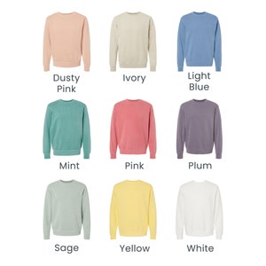 Puede incluir: Nueve sudaderas con cuello redondo en varios colores, incluyendo rosa polvoriento, marfil, azul claro, menta, rosa, ciruela, salvia, amarillo y blanco.
