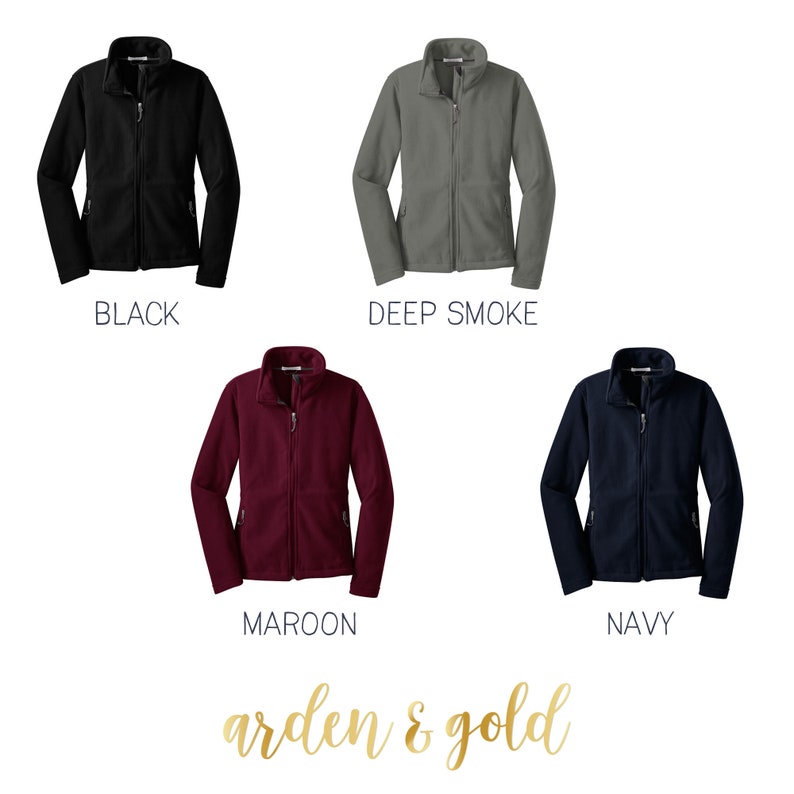 Peut inclure: Quatre vestes en polaire de diff&eacute;rentes couleurs&nbsp;: noir, gris, bordeaux et marine. Les vestes ont une fermeture &eacute;clair et deux poches sur le devant. Le texte "arden & gold" est &eacute;crit en lettres dor&eacute;es en bas de l&rsquo;image.