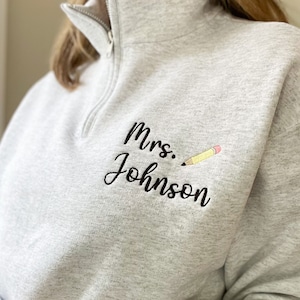 Personalizowana bluza z nadrukiem Mini Pencil Teacher Quarter Zip | Prezent dla nauczyciela | Ukończenie szkoły przez nauczyciela | Wyrazy uznania dla nauczyciela