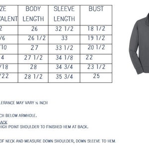 Puede incluir: Tabla de tallas para una chaqueta gris antracita con cremallera, con una tabla que muestra la talla, la talla equivalente, la longitud del cuerpo, la longitud de la manga y el contorno del pecho en pulgadas.