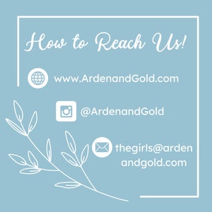 K&ouml;nnte beinhalten: Wei&szlig;er Text auf hellblauem Hintergrund mit einem floralen Design. Der Text lautet "How to Reach Us!" gefolgt von einer Website-Adresse, einem Instagram-Handle und einer E-Mail-Adresse.