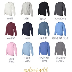 Op de afbeelding: Een grafiek met 12 verschillende kleur opties voor een sweatshirt. De kleuren zijn: wit, as, zwart, antraciet, bordeaux, marine, indigo, Carolina blauw, licht roze, licht blauw, heather royal en graphite heather.