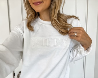 Wifey Rundhals-Sweatshirt | Neue Braut Rundhalsausschnitt | MRS Personalisiertes Sweatshirt | Geschenk für Frau