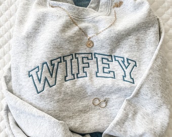 Sweat-shirt ras du cou personnalisé Wifey | Pull ras du cou personnalisé MRS | Bloc athlétique WIFEY | Sweat-shirt nouvelle mariée | Cadeau pour femme