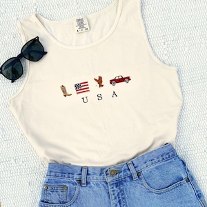 Geborduurde Amerikaanse iconen comfort kleuren tanktop | Amerika | Tanktop van 4 juli | Country-, western-, cowboyshirt | Patriottisch shirt | CC9360EFJ1