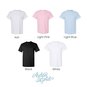 K&ouml;nnte beinhalten: F&uuml;nf T-Shirts in verschiedenen Farben: Asche, Hellrosa, Hellblau, Schwarz und Wei&szlig;. Die T-Shirts sind alle im gleichen Stil, mit einem Rundhalsausschnitt und kurzen &Auml;rmeln. Die T-Shirts sind in einem Raster angeordnet, wobei das Asche-T-Shirt oben links, das Hellrosa-T-Shirt oben in der Mitte, das Hellblaue-T-Shirt oben rechts, das Schwarze-T-Shirt unten links und das Wei&szlig;e-T-Shirt unten in der Mitte liegt. Die T-Shirts sind alle leer, ohne Designs oder Text.